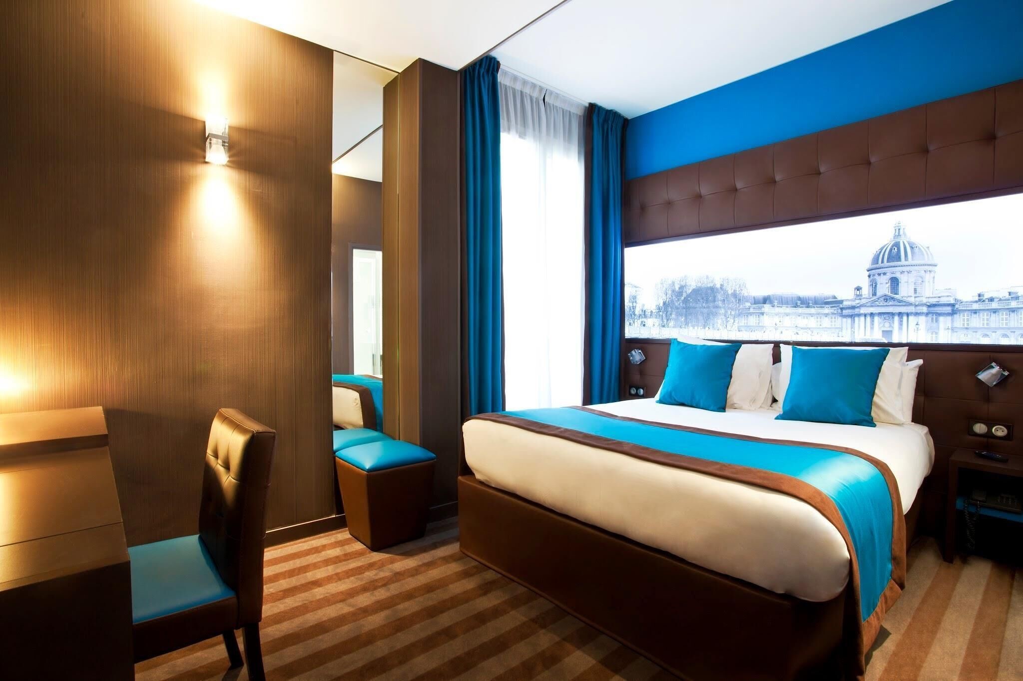 ROOM, DOUBLE BED