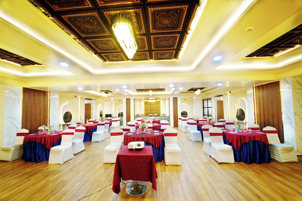 HOTEL EXCELLENCY 44/50