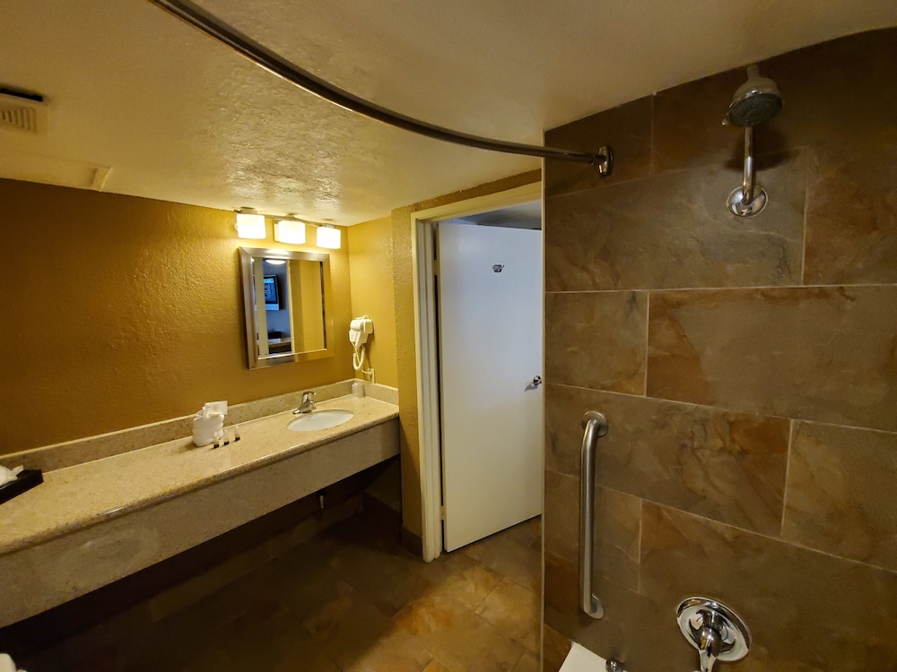 Hotel D Lins Ontario Airport 8/45