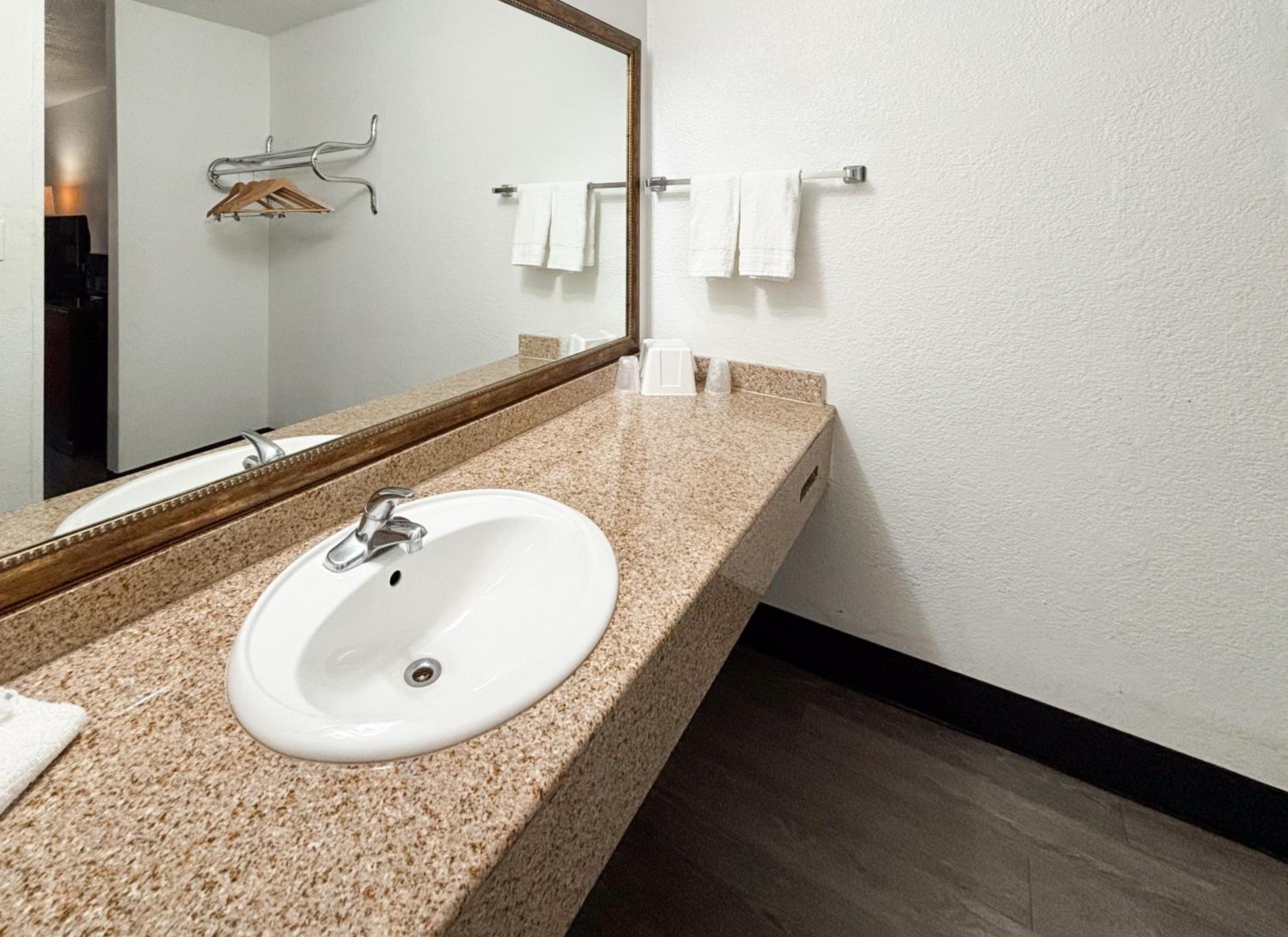 2 Queen Beds Mobil Access Tub Smk Micfridg، Motel6 Mesa, AZ - Downtown 6/7