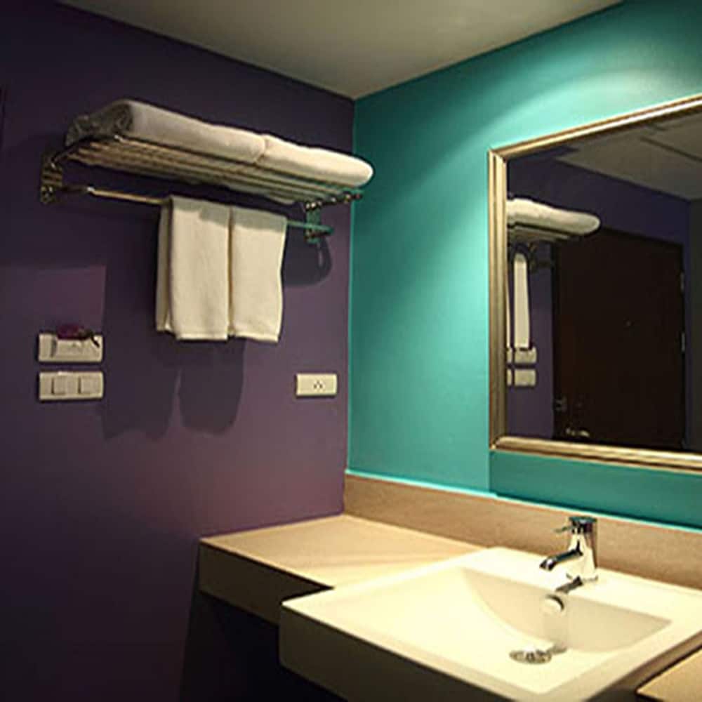 Sawasdee Hotel At Sukhumvit Soi 8 46/48