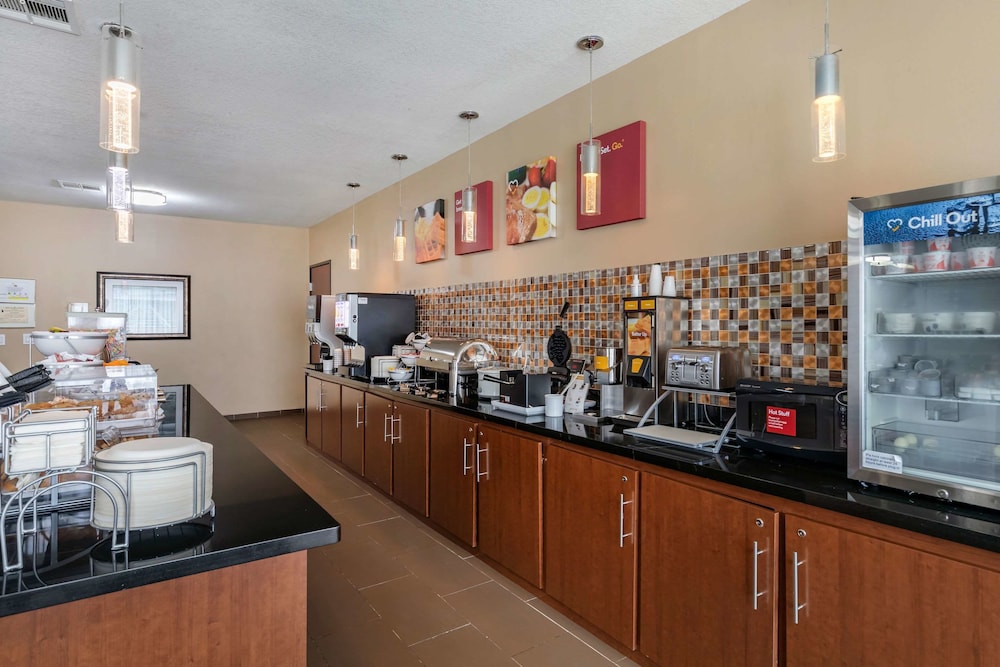 Comfort Suites Ennis TX 33/43
