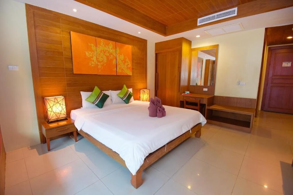 DELUXE, TWIN BEDS, POOL ACCESS