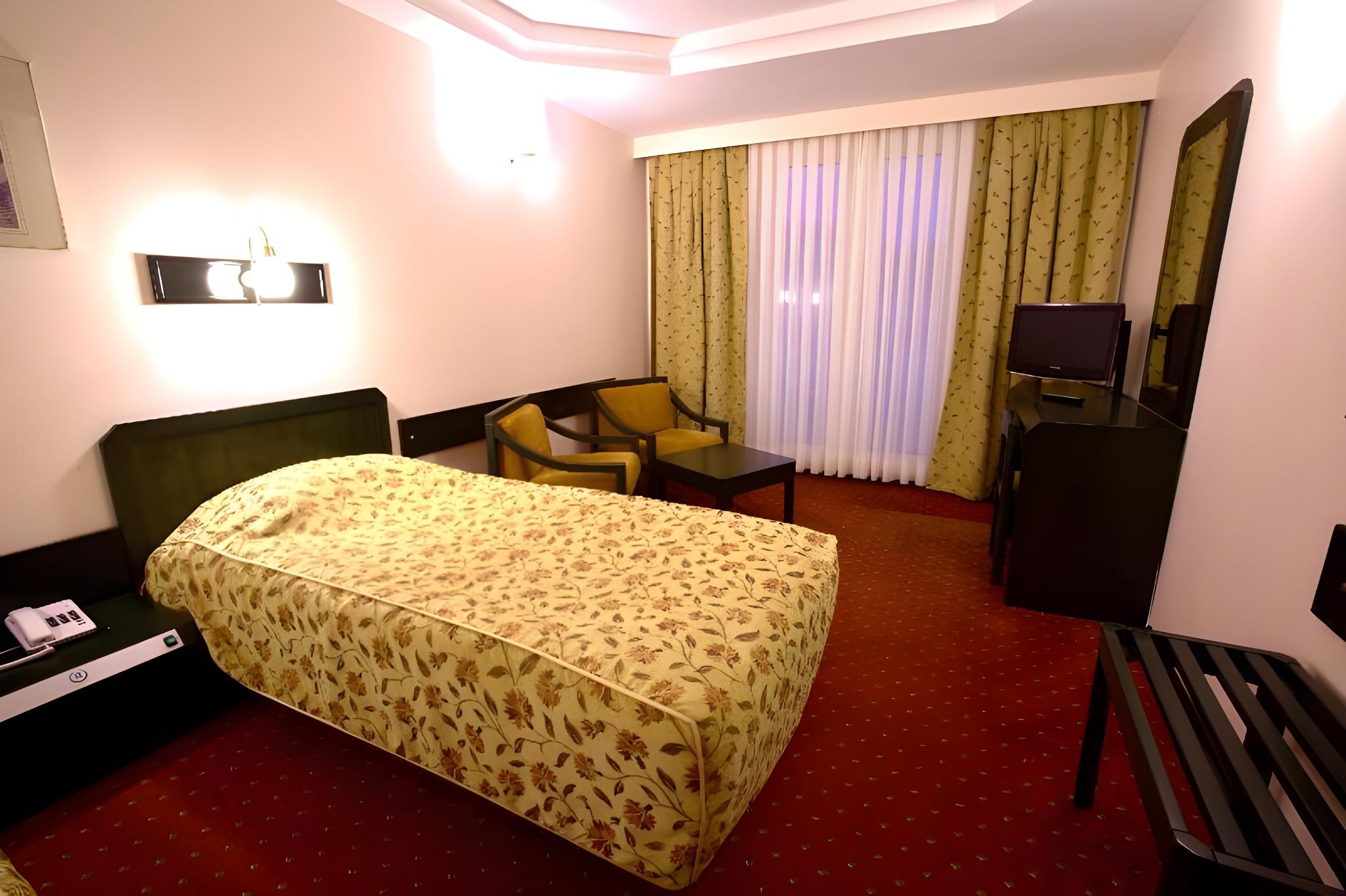 ROOM, ACCESSIBLE