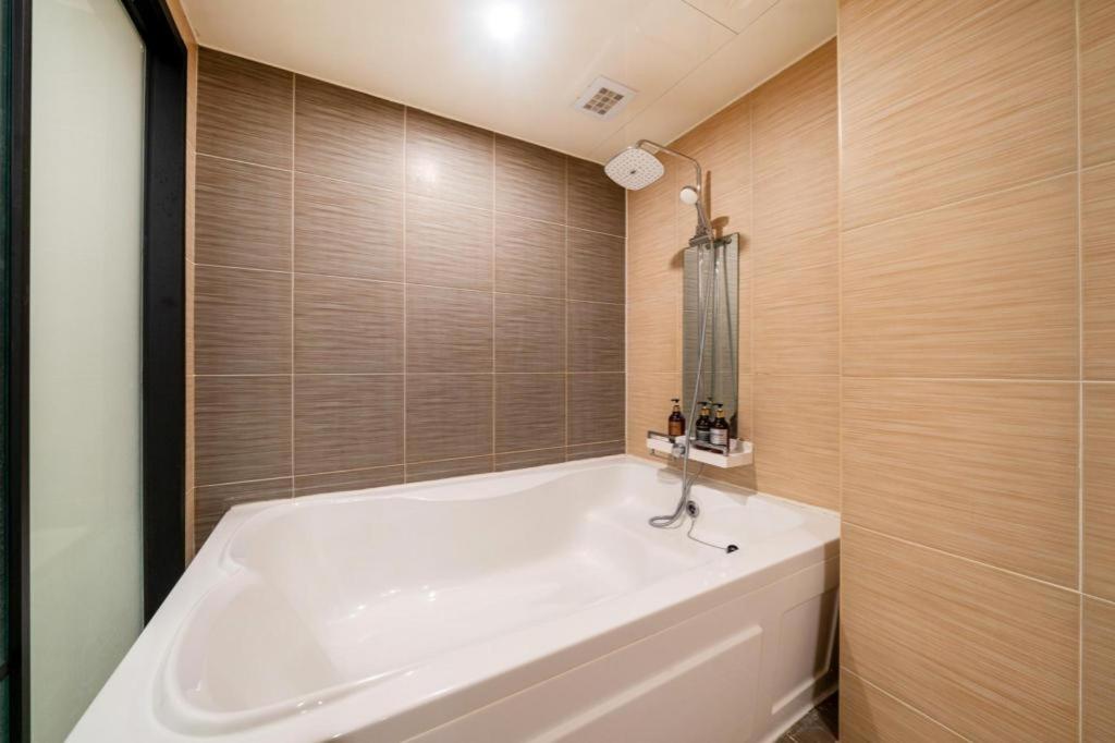 Ansan Hotel Box 38/40