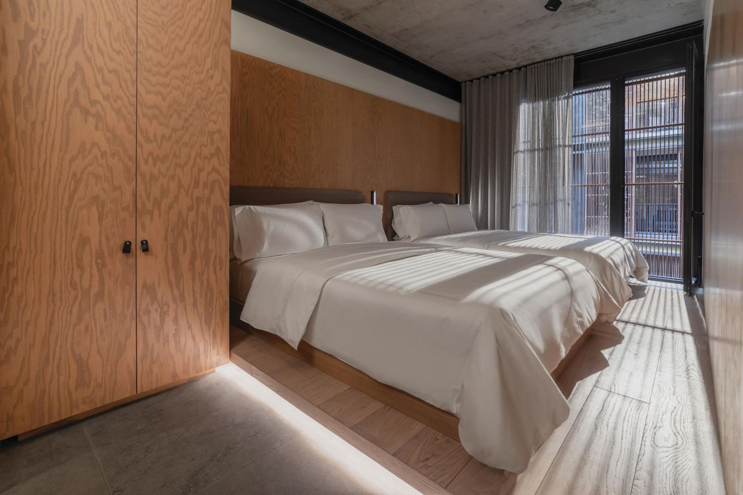 DELUXE, DOUBLE BED