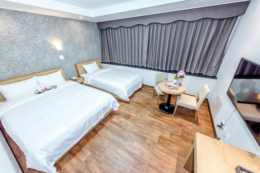 ROOM, TWIN BEDS