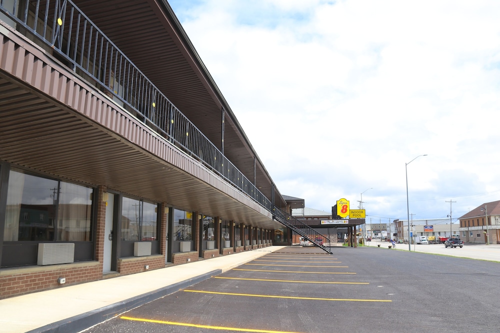 Super 8 By Wyndham Hearst On 38/48