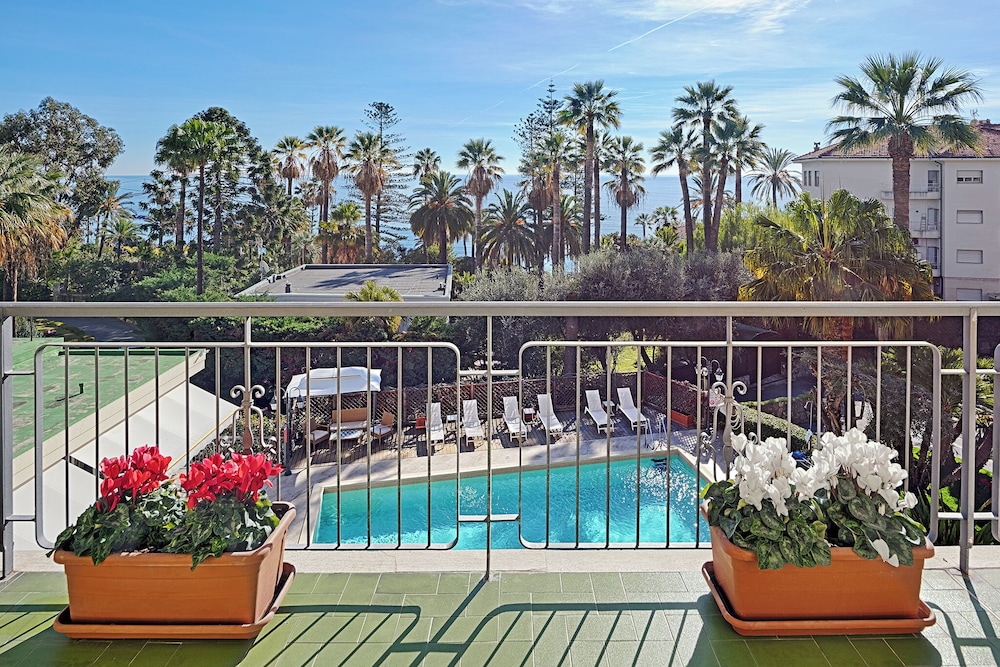 Hotel Paradiso 74/78