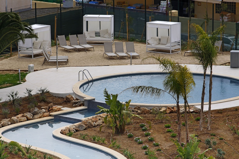 BG Tonga Tower Design Hotel and Suites 56/64