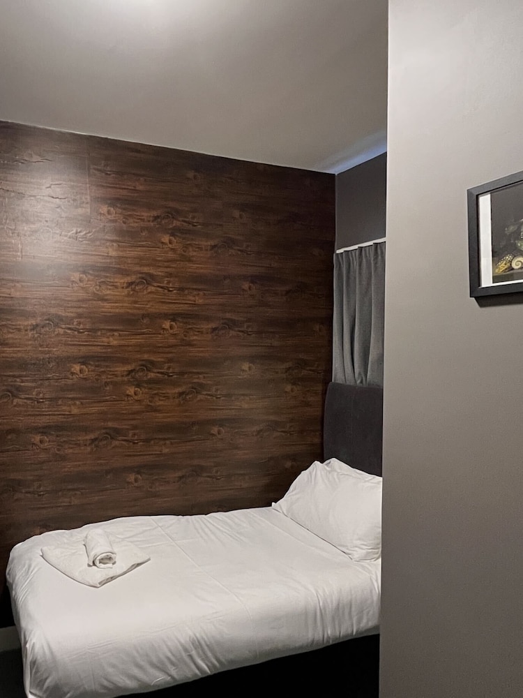 The Wellington Hotel Birmingham - Budget Hotel Near O2 Academy 11/26