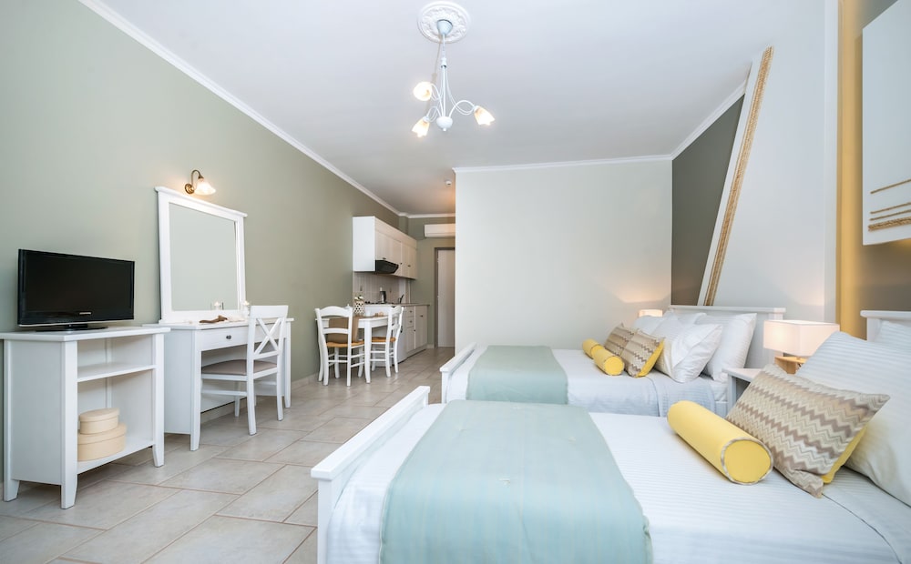 DELUXE, TRIPLE, 1 QUEEN AND 1 SINGLE BED