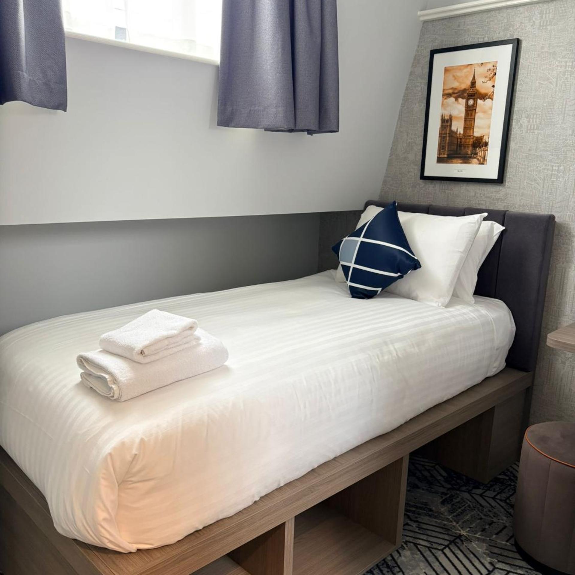Efficiency, Single, Single Bed 3/8