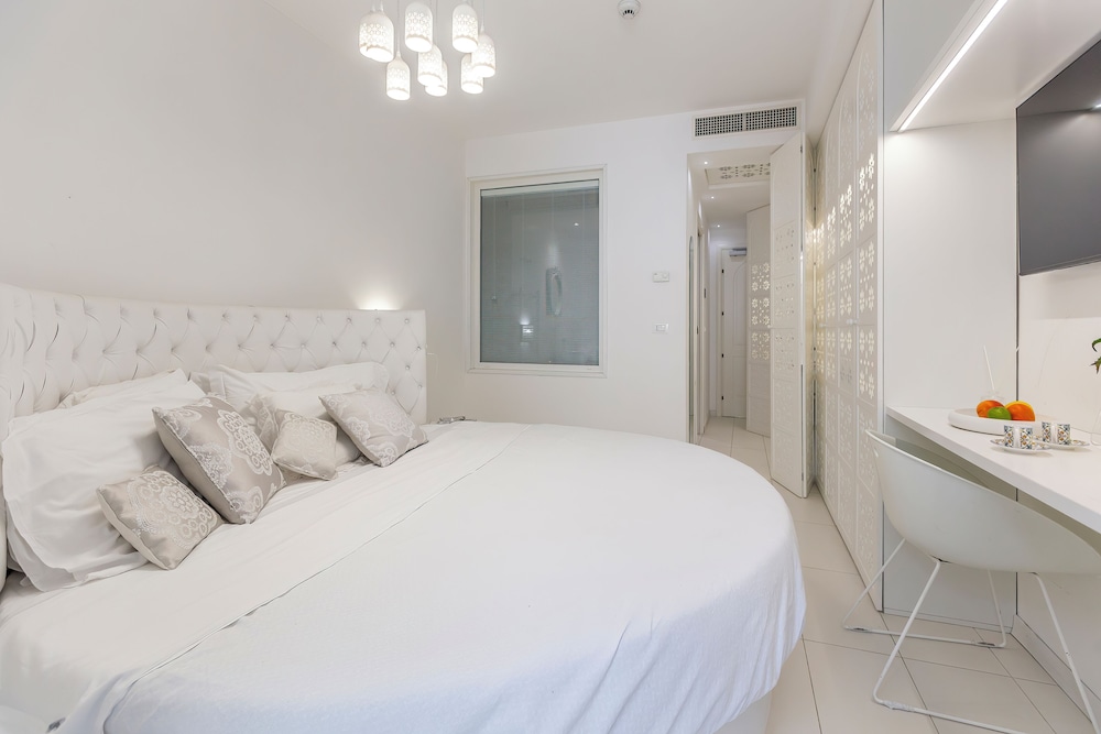 ROOM, DOUBLE BED, HOT TUB