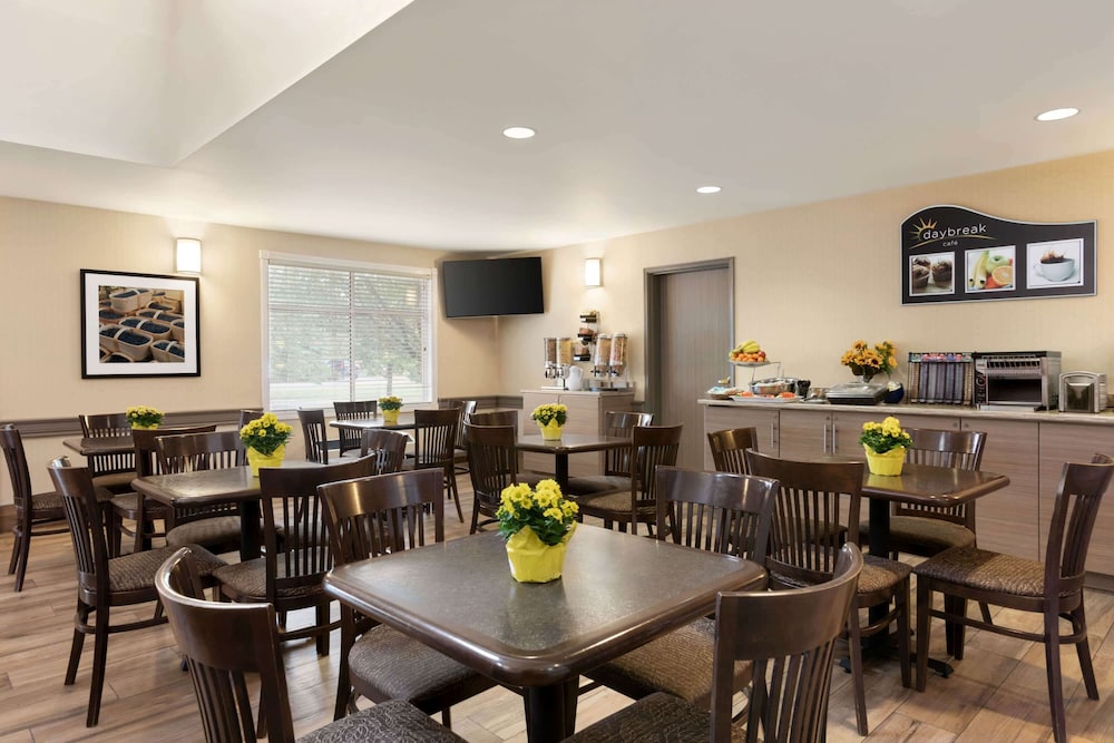 Days Inn by Wyndham Ottawa Airport 34/48