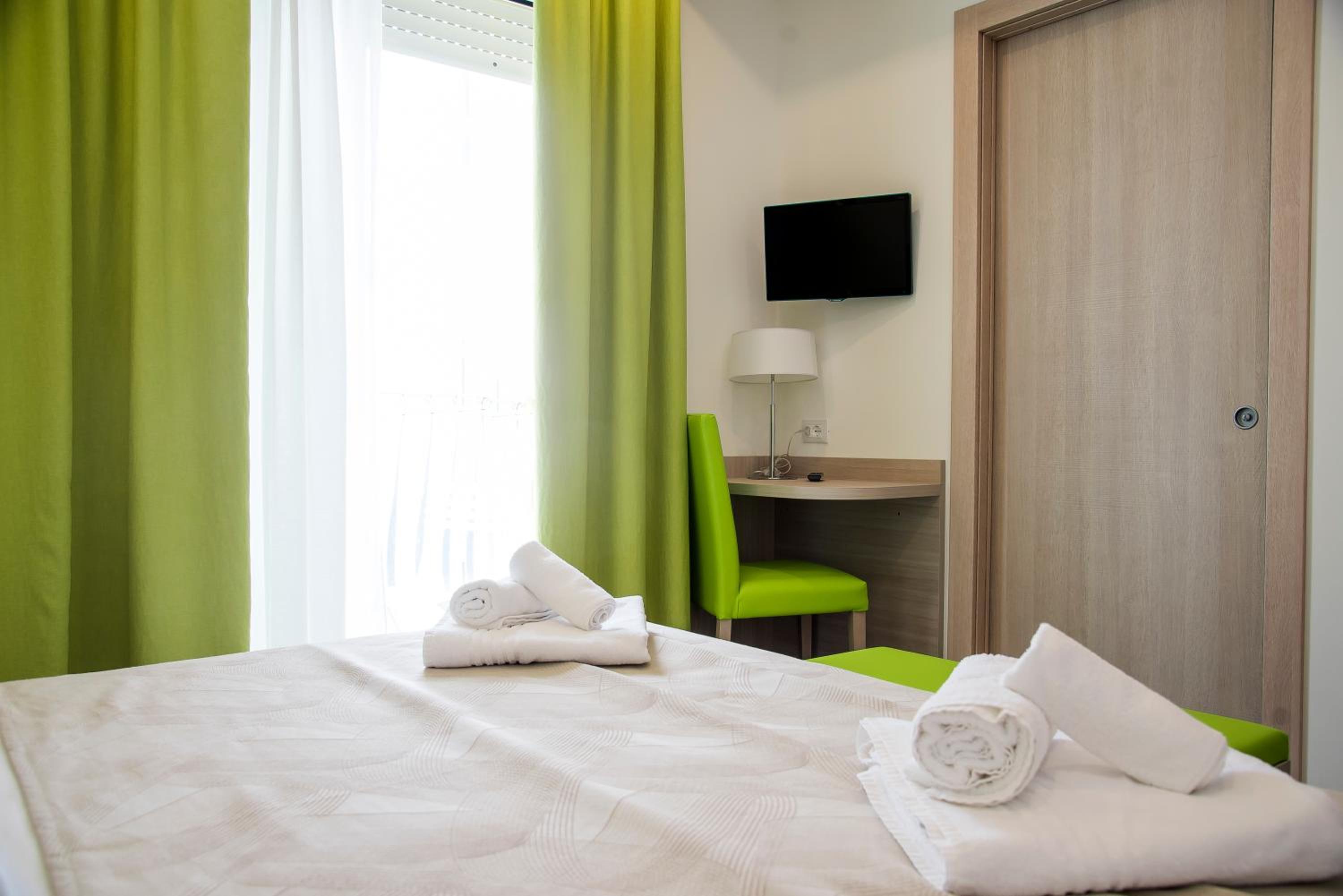 Deluxe, Double Bed, Lateral Side Sea View, Balcony