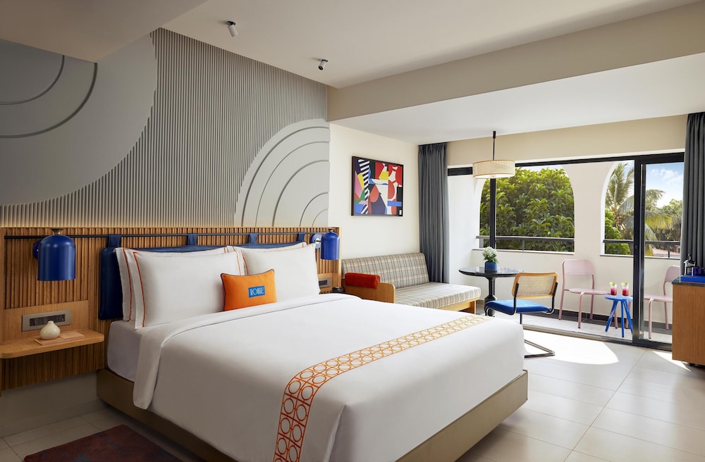 غرفة ديلوكس بسرير كينج بإطلالة على المسبح بشرفة