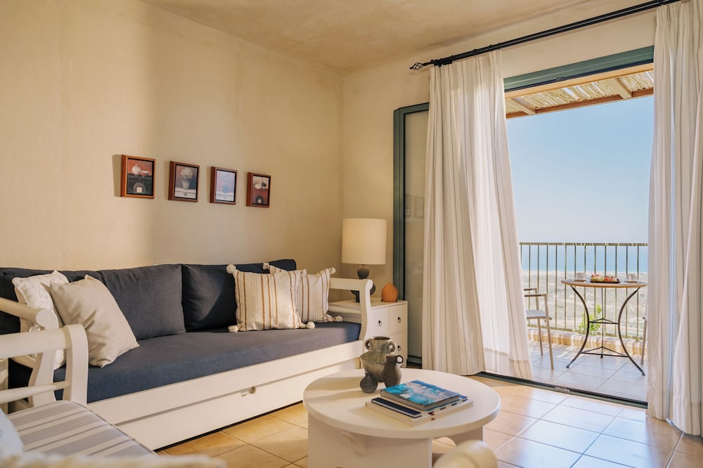 جناح بسرير كينج بغرفة نوم واحدة مع أريكة، Village Heights Resort 3/8
