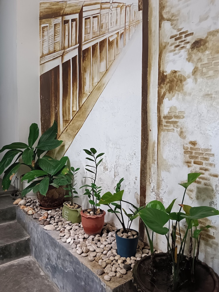 Chino Town Gallery Alley 58/61