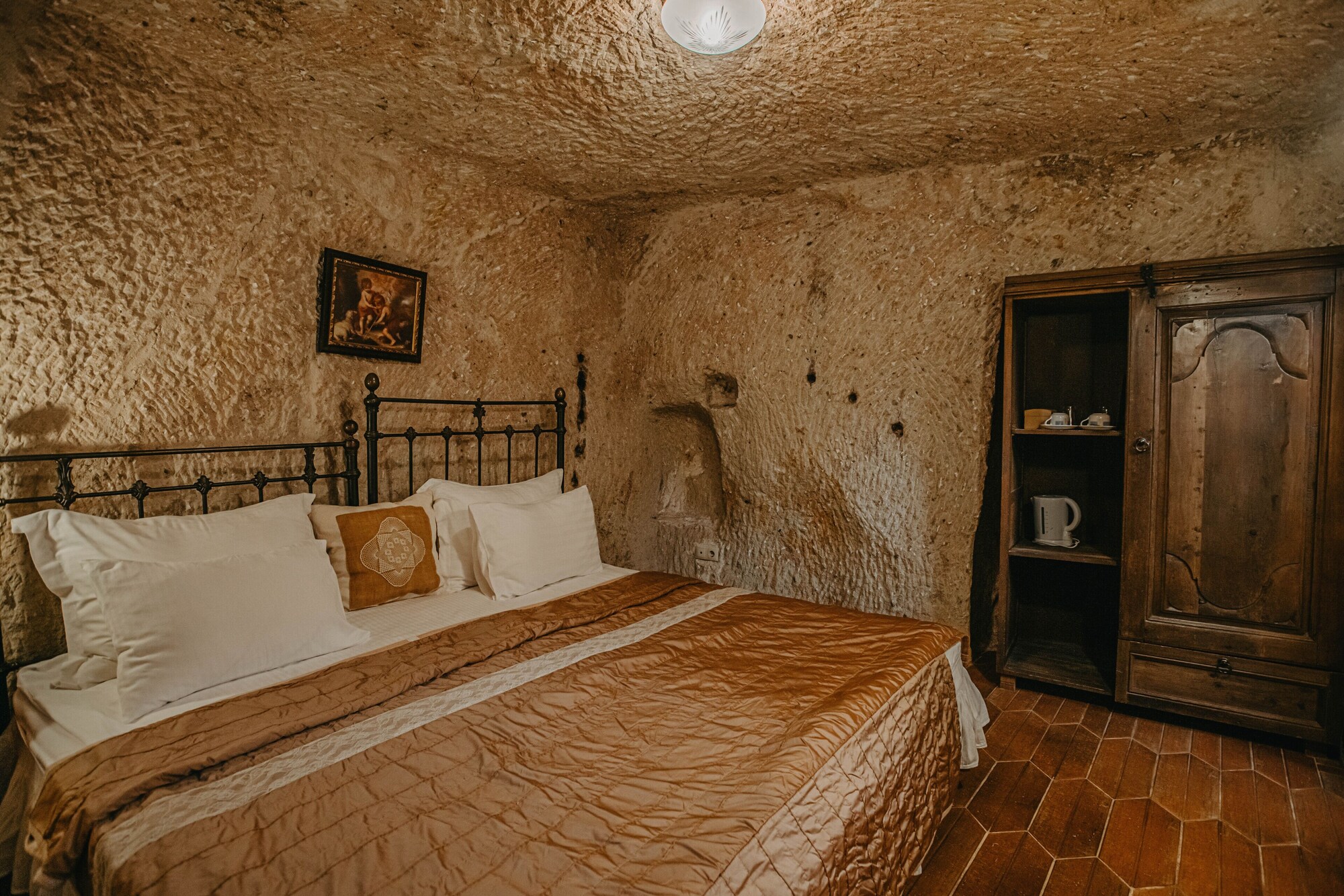 CAVE, DELUXE