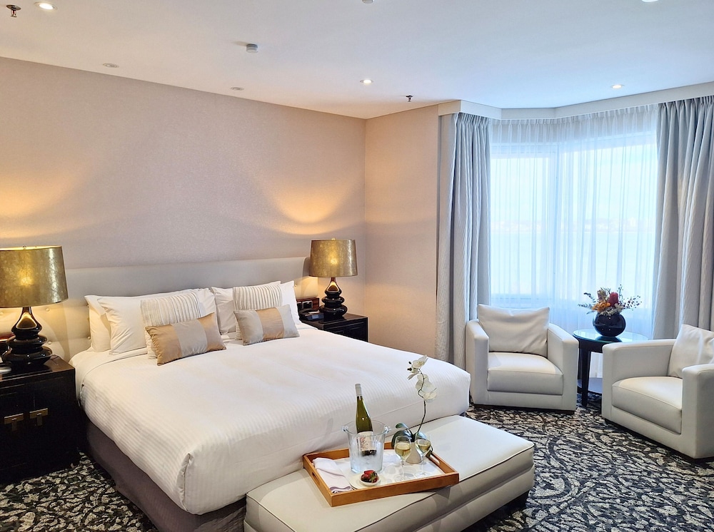 RESIDENCE, SUITE