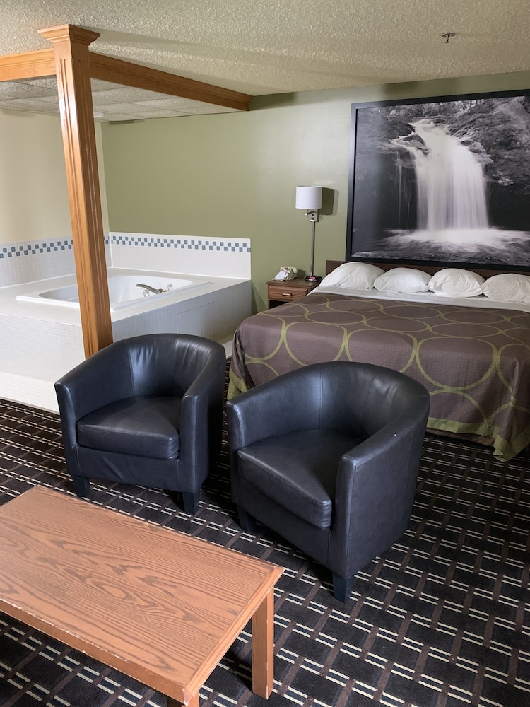 Super 8 by Wyndham Watertown WI 38/49