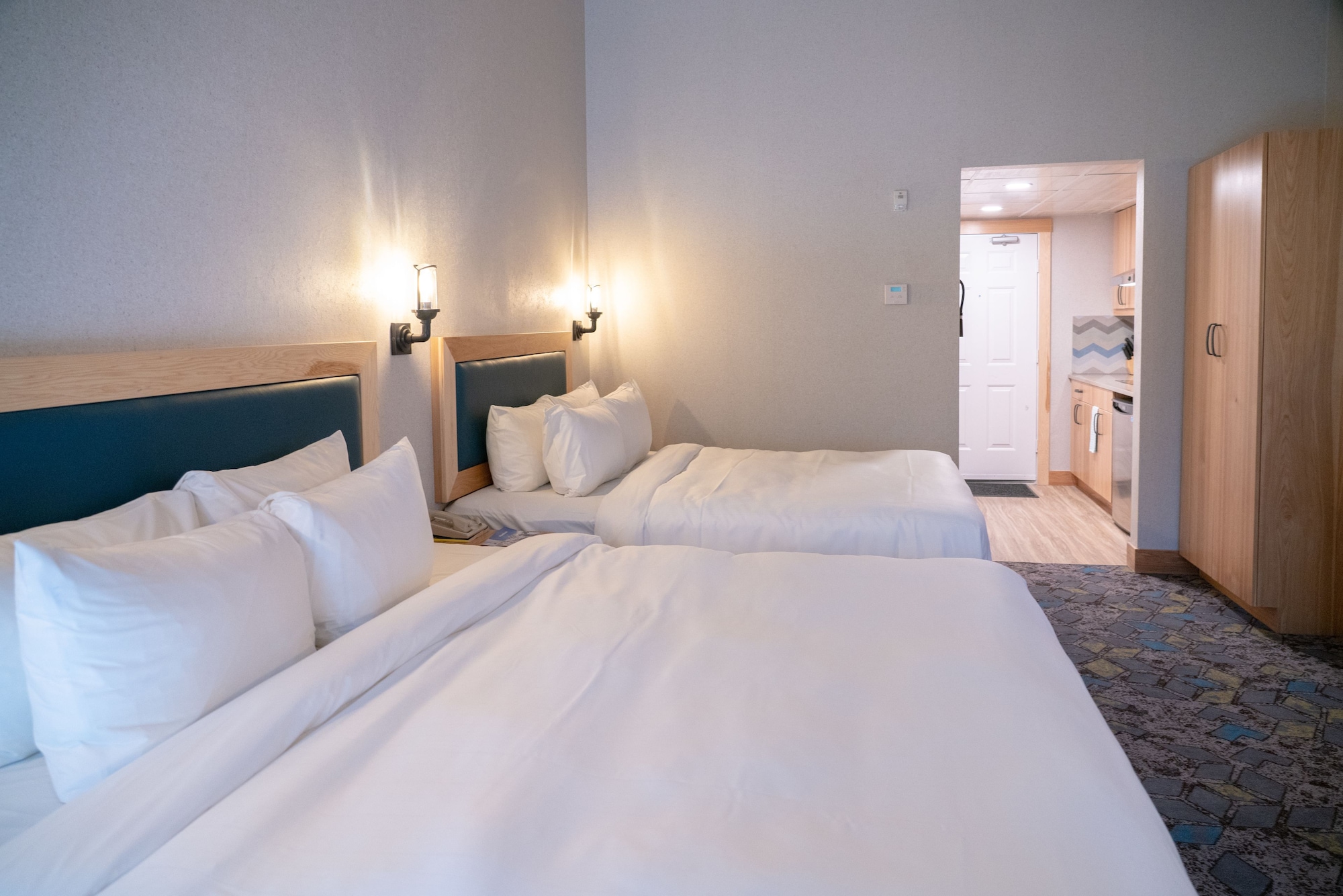 SUPERIOR, SUITE, KING AND QUEEN BED