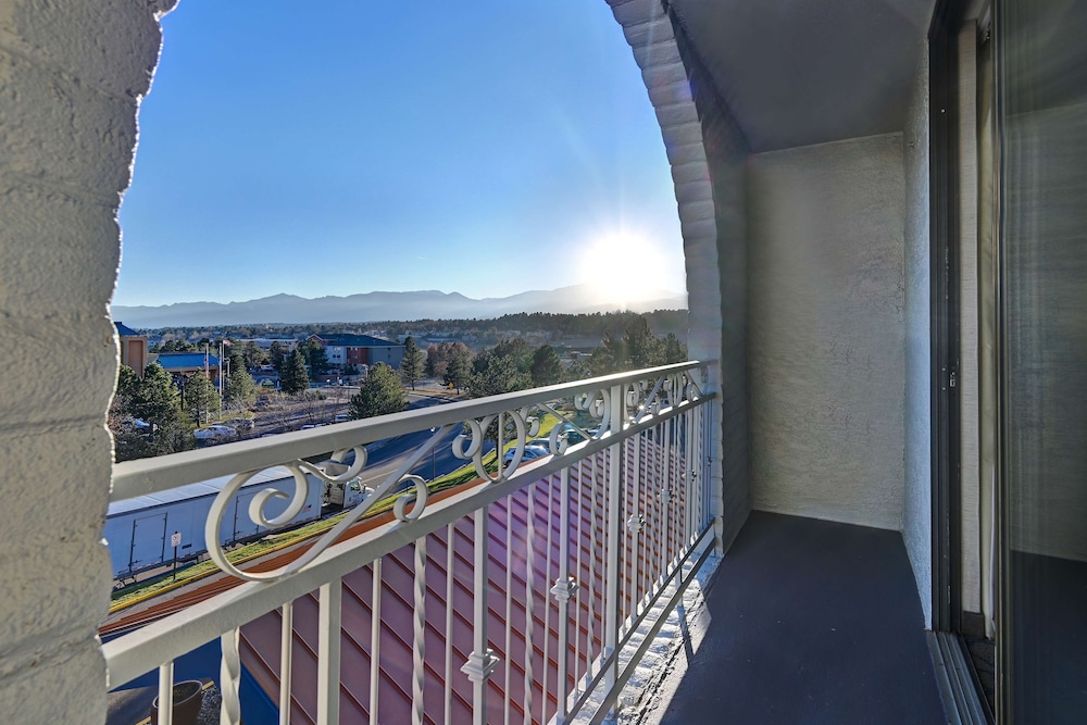 Embassy Suite Hotel Colorado Springs 3/68