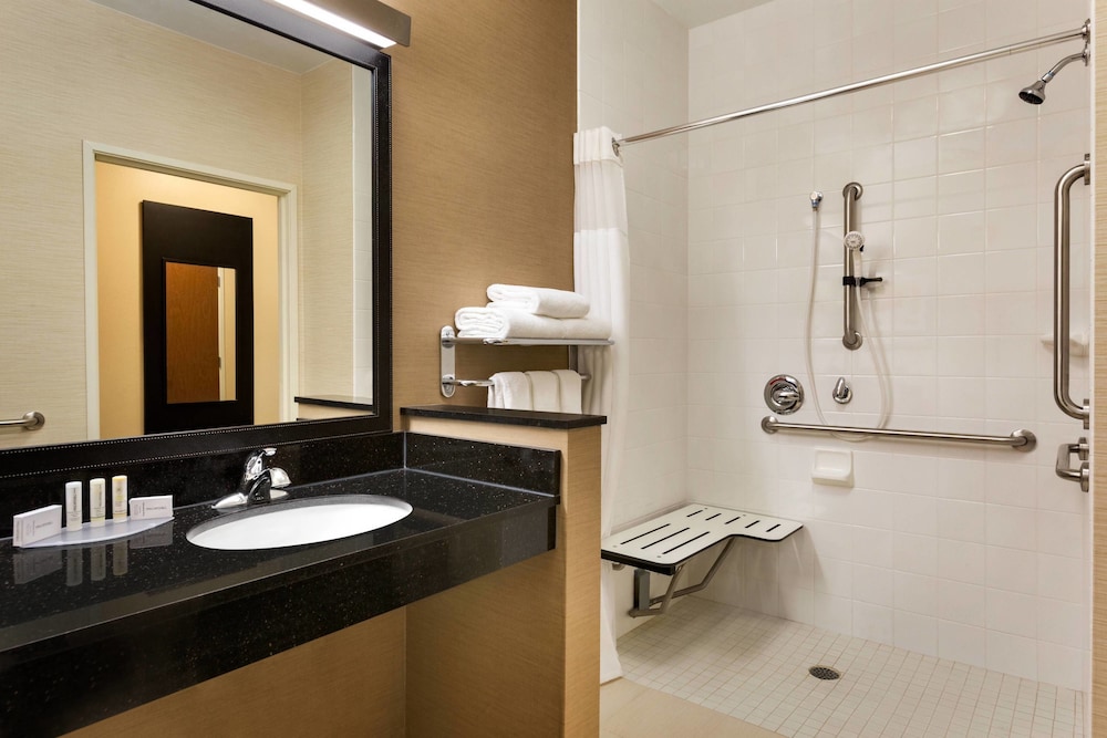 Fairfield Inn Suites Toledo Maumee 13/34