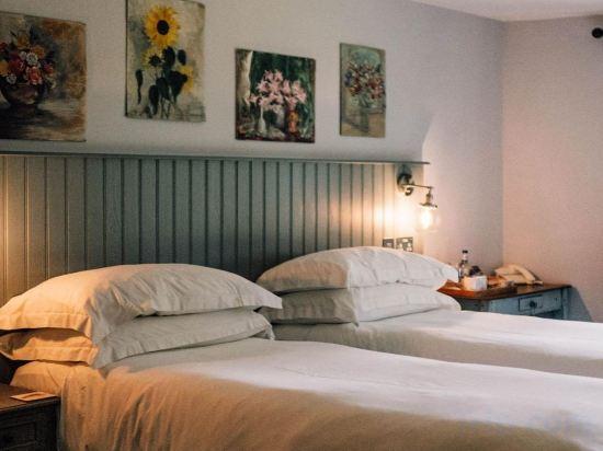 deluxe river house twin