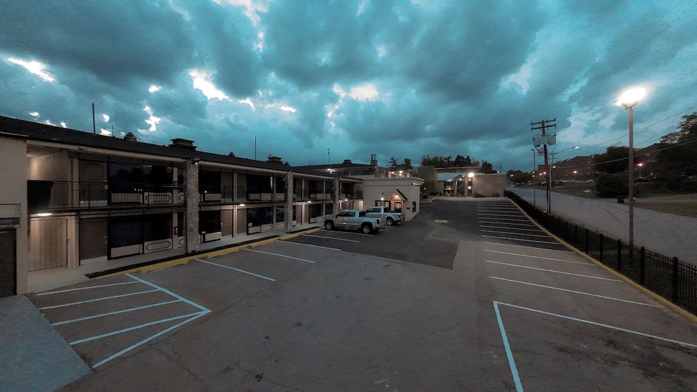 Riverside Inn & Suites by OYO Danville Ceaser Casino 45/68