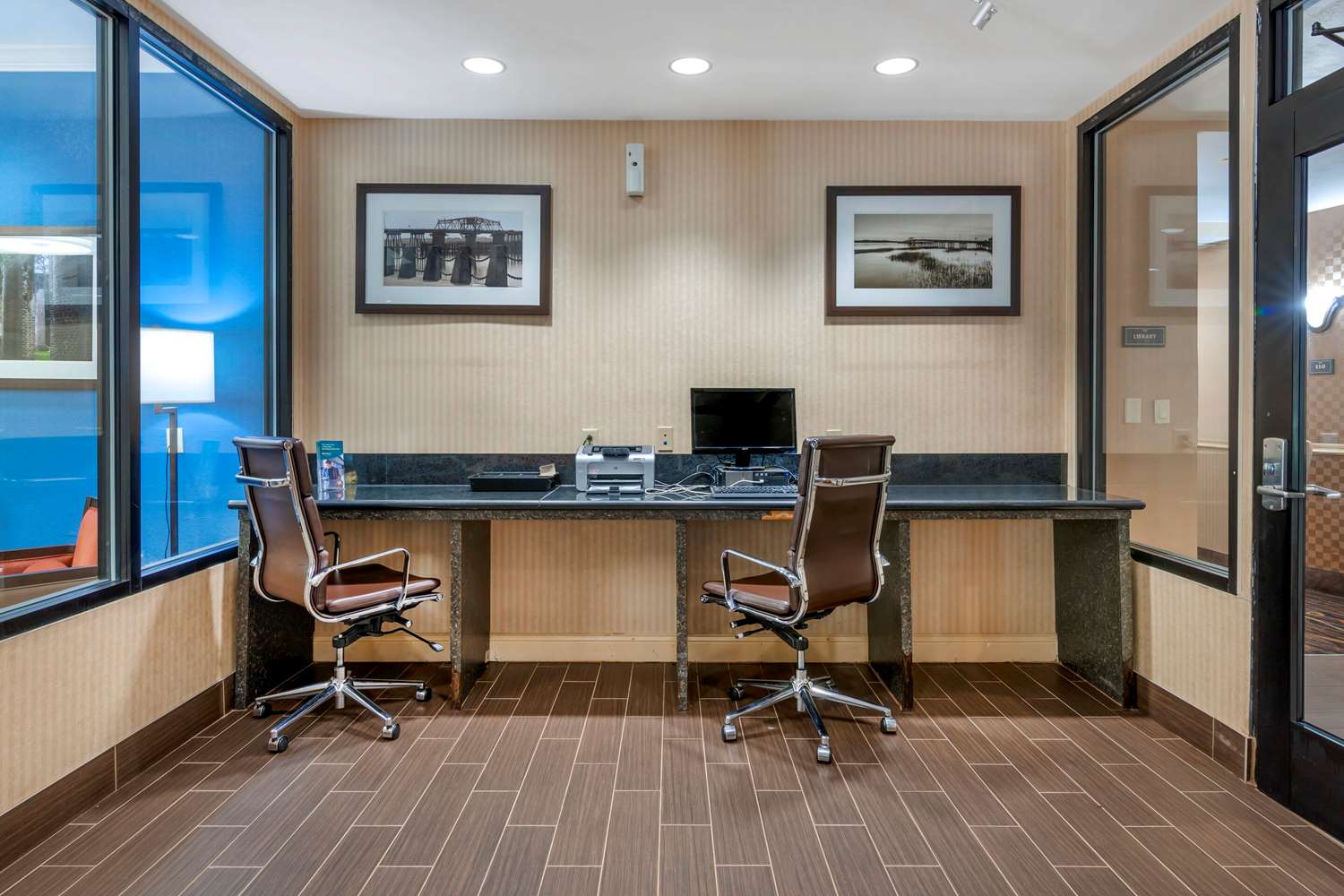 Comfort Suites Near McAs Beaufort 25/28