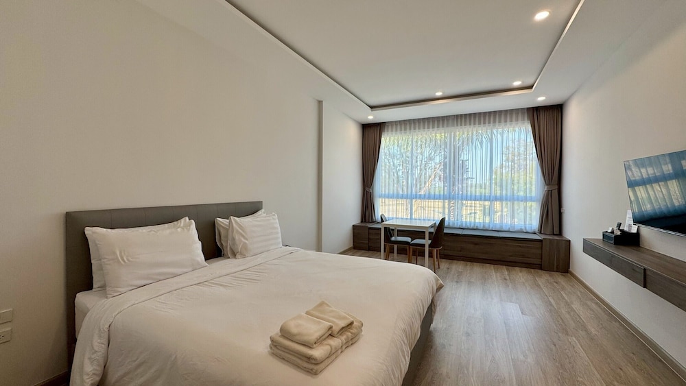 PREMIER, KING BED, PARK VIEW