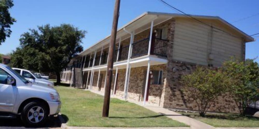Ranch House Inn and Suites 21/28
