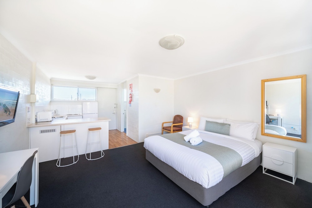 Executive, Studio, Queen Bed