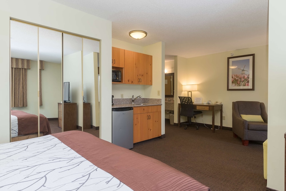 White Pines Inn & Suites of Holland 19/48