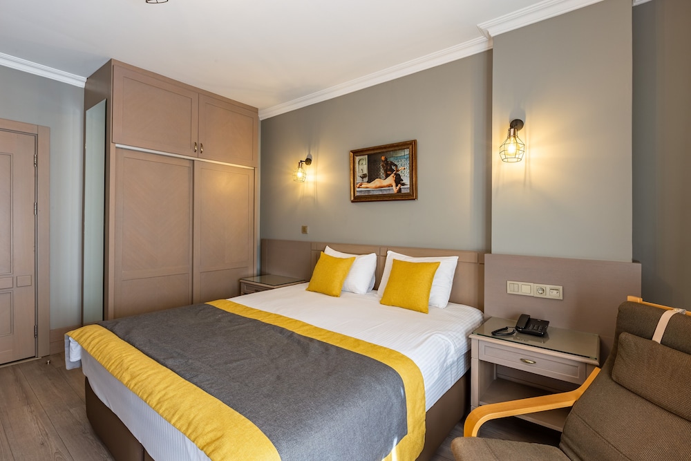 Hotel Seraglio 15/70
