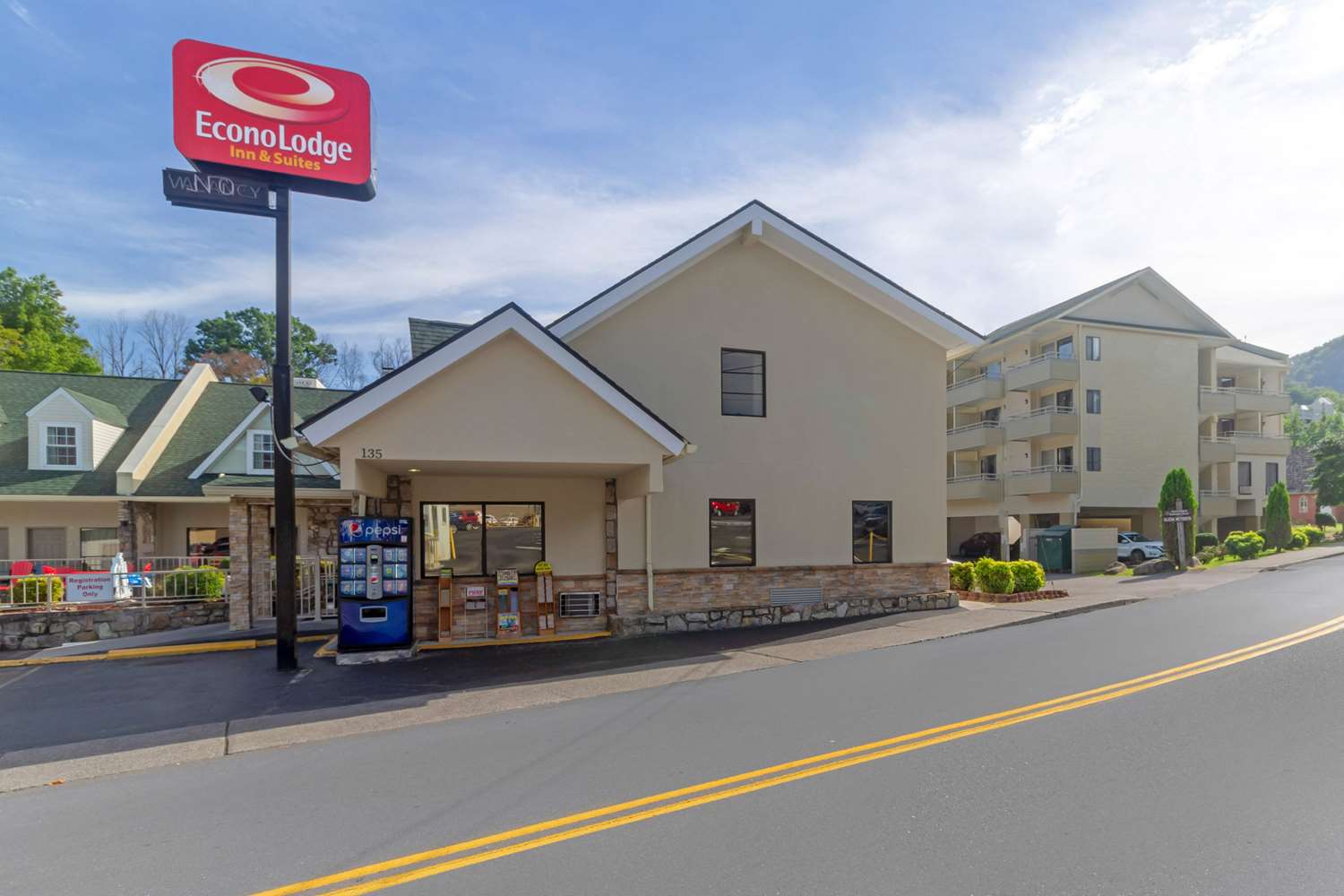 Econo Lodge Inn & Suites Gatlinburg at the Convention Center 15/23