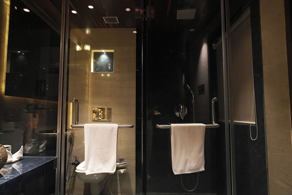 Peninsula Redpine Mumbai 58/58