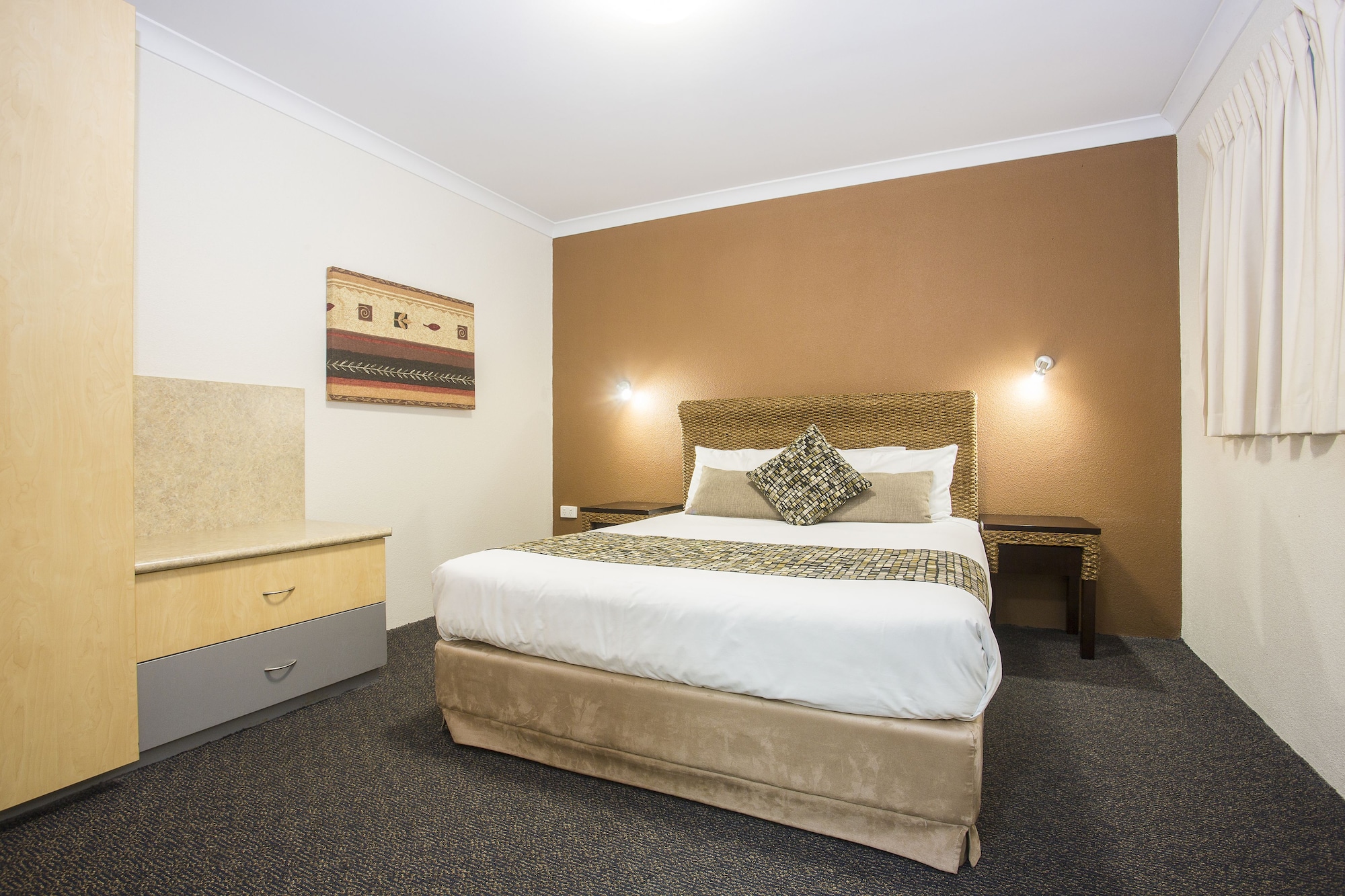 ROOM, QUEEN BED