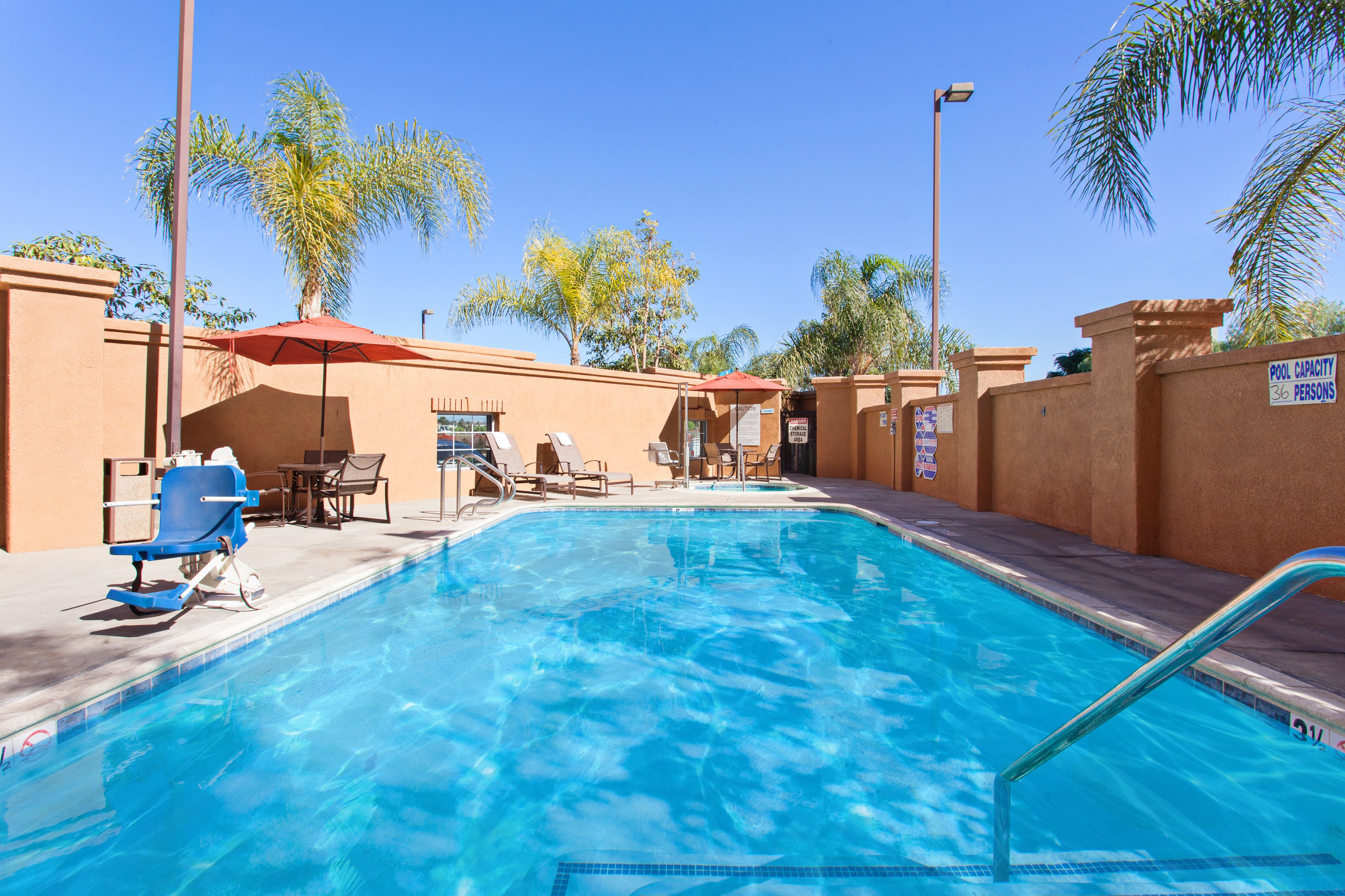 Holiday Inn Express Hotel & Suites Corona 41/57