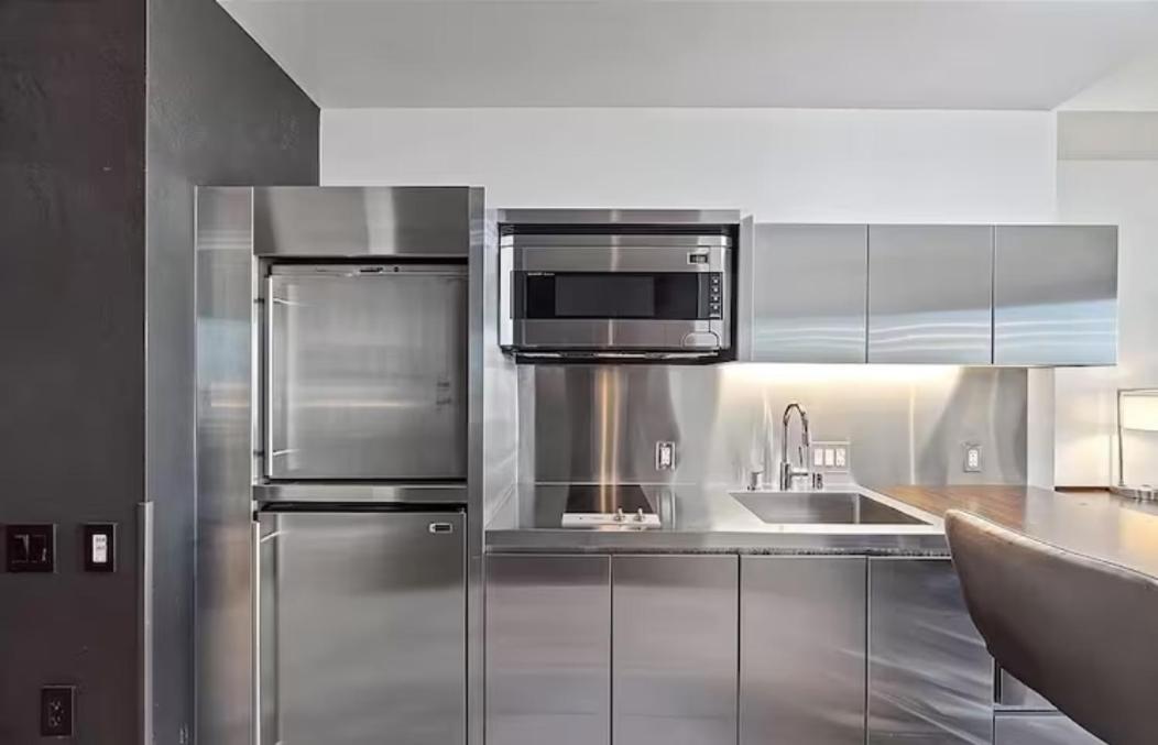 Luxury Hotel Suite With Private Strip View Balcony 3/13