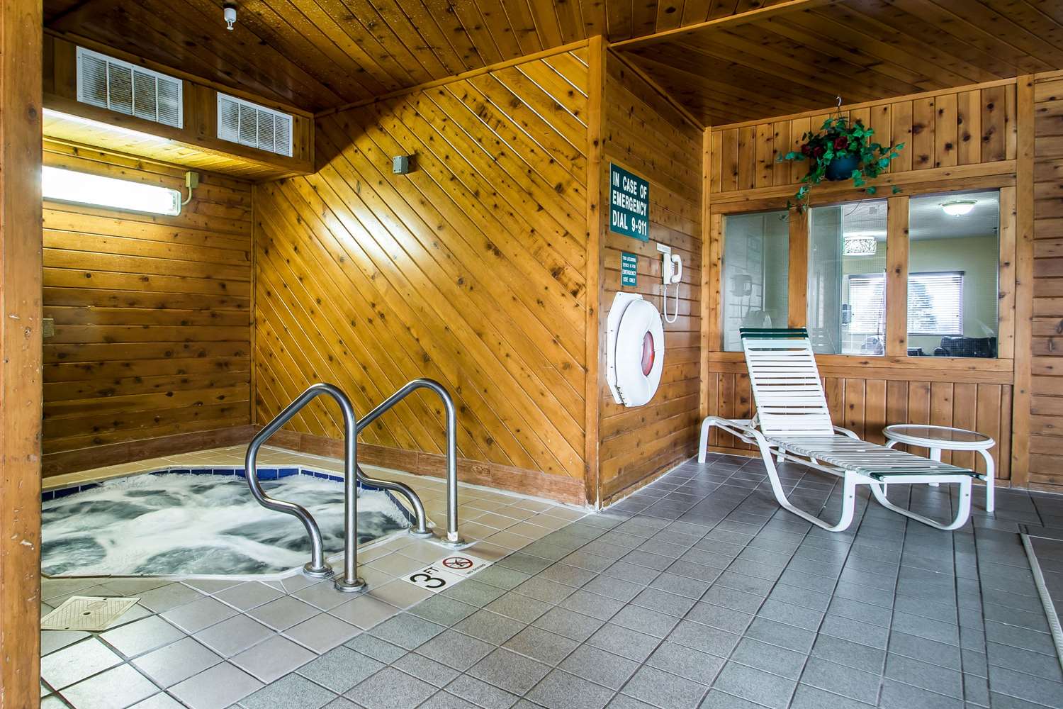 Quality Inn Dubuque On Hwy 20 18/38