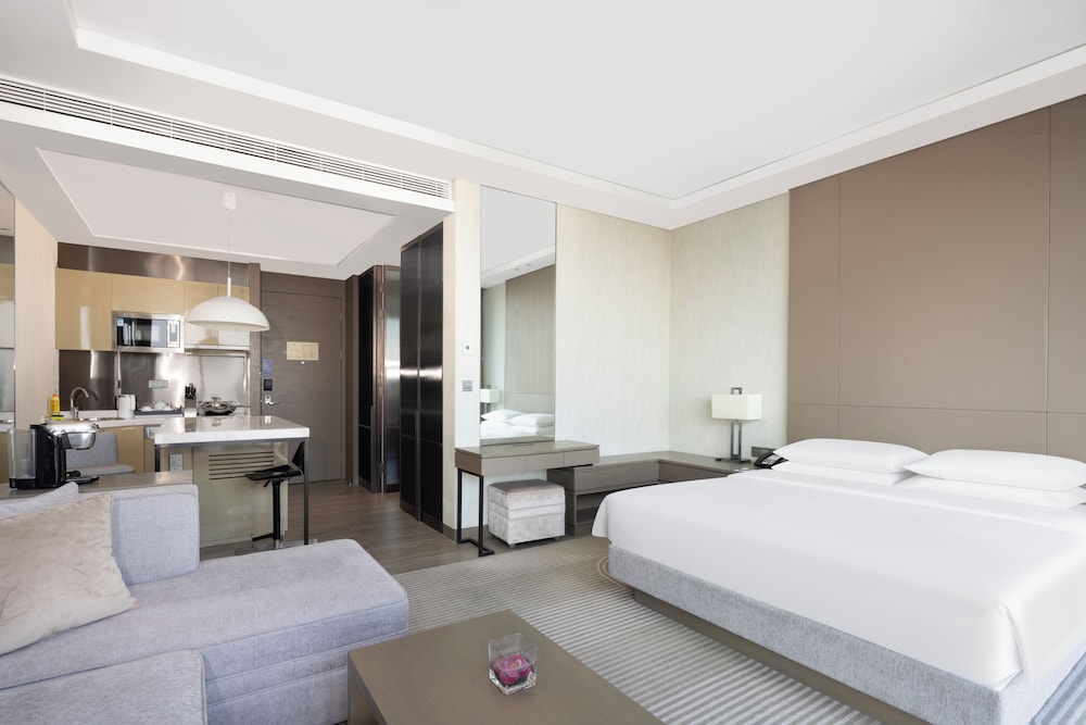Studio, King Bed, Kitchen
