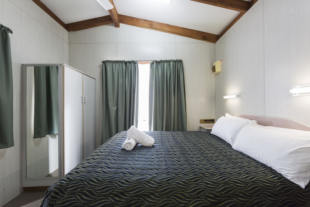2 Bedrooms, Cabin, 1 Queen and 1 Single Bed