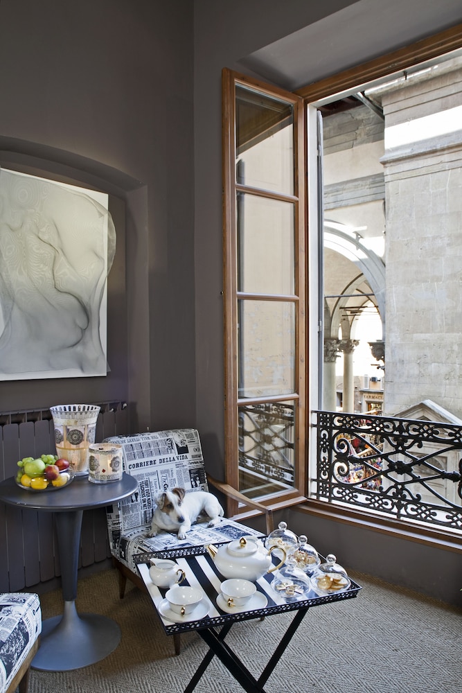 Porcellino Gallery Art Boutique B and B 27/39