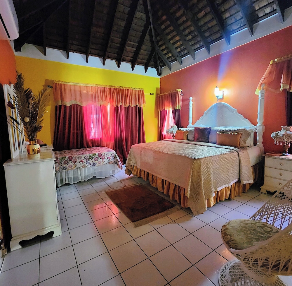 Comfort, 1 King and 1 Single Beds, Balcony, Pinkhibiscus Guest House 5/10