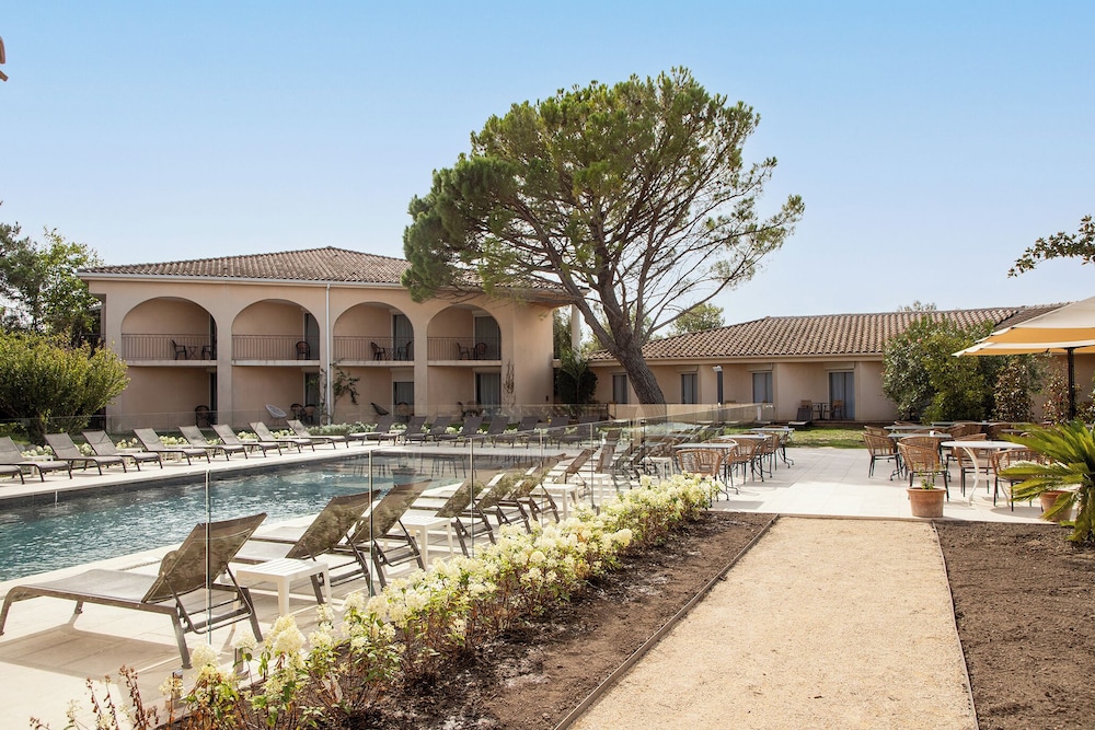 Golden Tulip Avignon Le Paradou 63/66