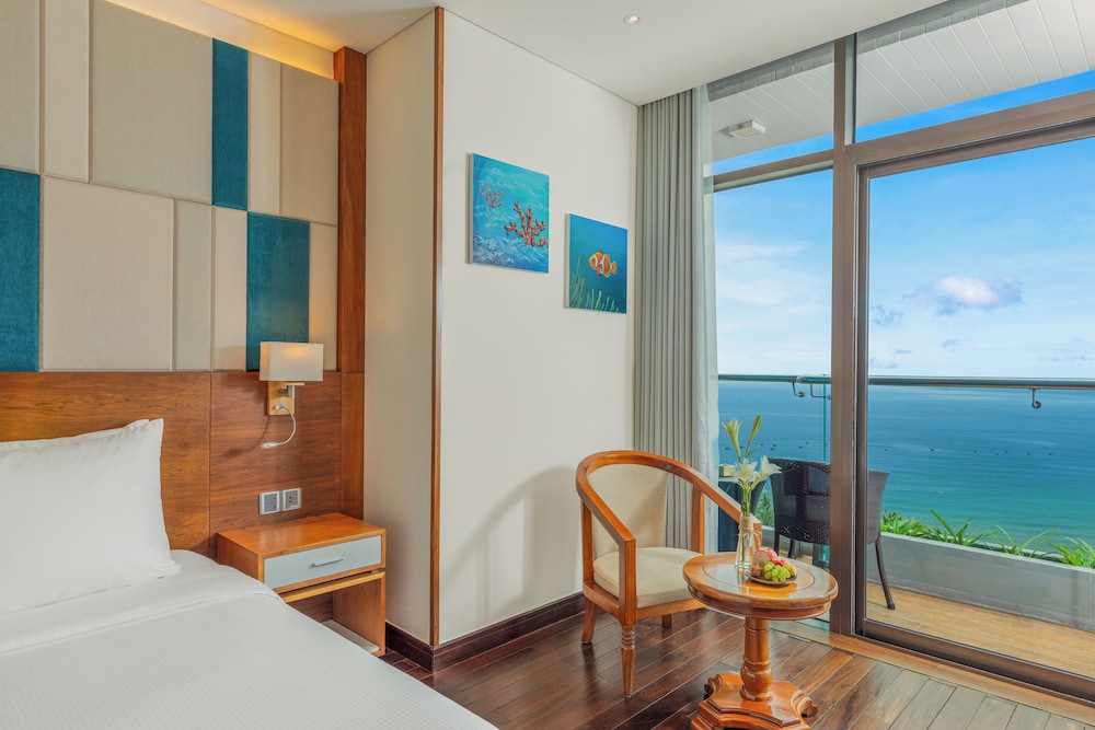 Deluxe, King Bed, Ocean Front, Balcony، Mandila Beach Hotel Danang 4/6