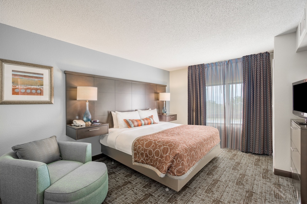 2 Bedrooms, Suite, 1 Queen and 2 Double Beds, Kitchen